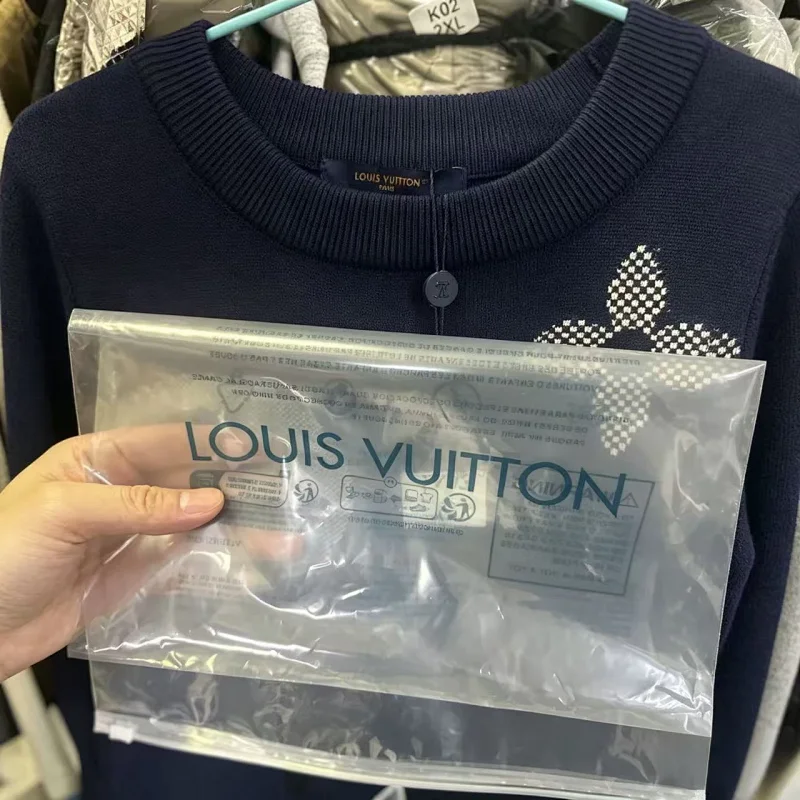 Louis Vuitton   Light luxury short sleeved t-shirt for both men and women, knitted top with half sle