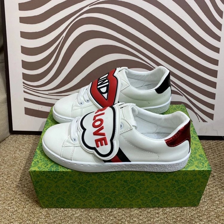 Gucci kisses red lips in white shoes | Suuperbuy Spreadsheet