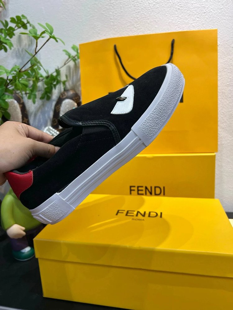 Fendi Monster stomps on board shoes with one foot | Suuperbuy Spreadsheet