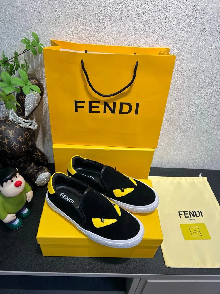 Fendi Monster stomps on board shoes with one foot | Suuperbuy Spreadsheet
