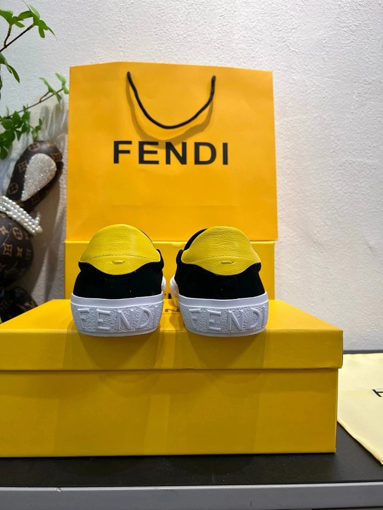 Fendi Monster stomps on board shoes with one foot | Suuperbuy Spreadsheet