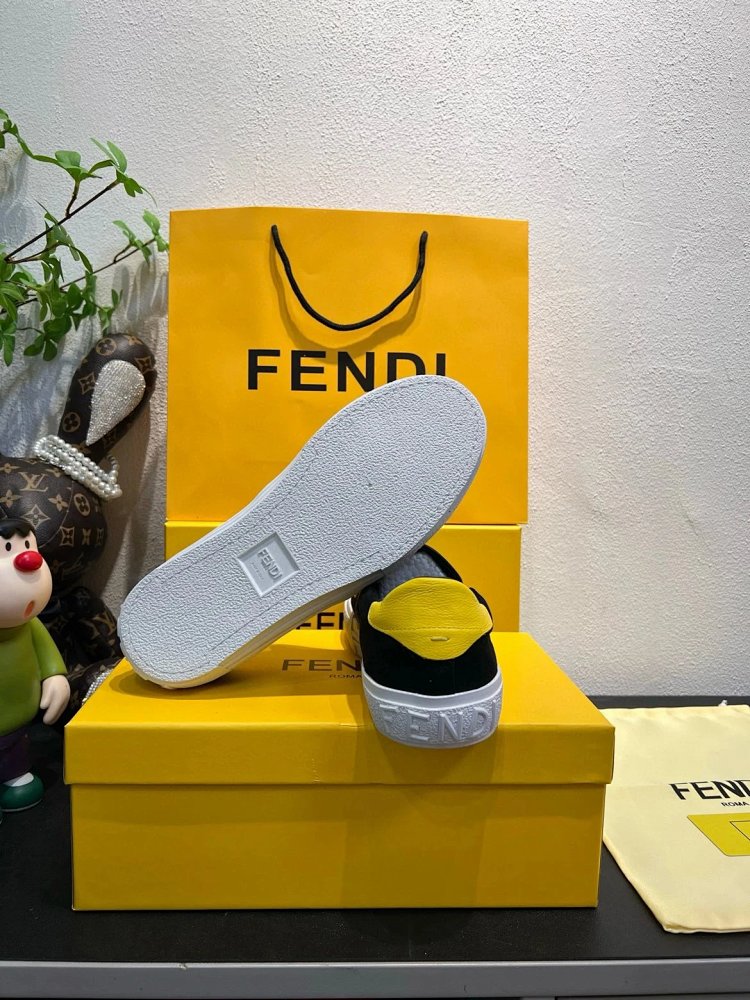 Fendi Monster stomps on board shoes with one foot | Suuperbuy Spreadsheet