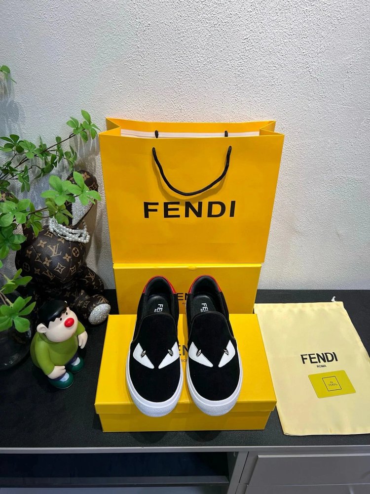 Fendi Monster stomps on board shoes with one foot | Suuperbuy Spreadsheet